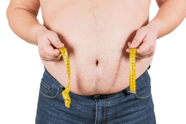 Beyaz arka plan üzerinde izole oryantal sarı ölçüm bandı ölçme kalın olgun adam