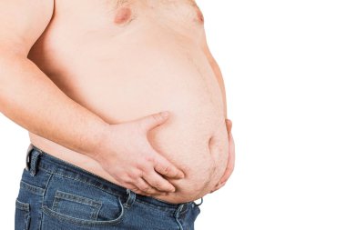 Şişman adam kilosundan kontrol ediyor, beyaz arka planda izole edilmiş.