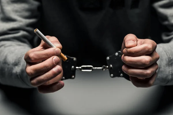 Drogadicto Arrestado Esposado Con Cigarrillo Fumar Sudadera Gris Sufre Adicción —  Fotos de Stock