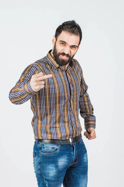 Retrato Jovem Barbudo Sério Vestindo Uma Camisa Mostra Gesto Com — Fotografia de Stock