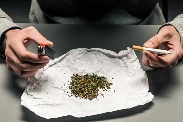 Drogově Závislý Dělá Cigaretu Marihuanou Koncept Užívání Drog Obchodu Drogami — Stock fotografie