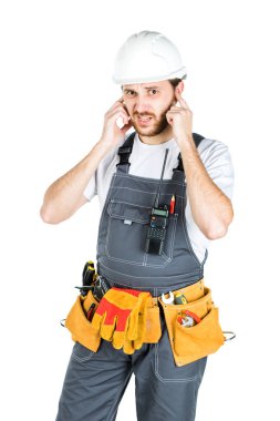 Bir Oluşturucu veya bir çalışan koruyucu bir kask içinde dinliyor. Beyaz arka plan üzerinde izole