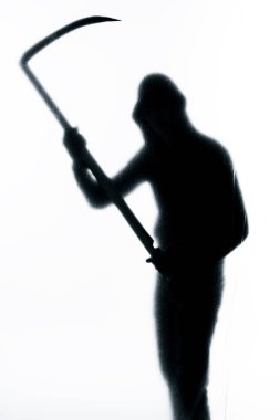 Elinde tırher olan buzlu camın arkasındaki tehlikeli adam. Halloween. Siyah beyaz görüntü