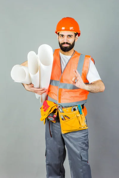 Builder Eller Arbetstagare Skyddande Hjälm Med Ritningar Hans Händer Isolerad — Stockfoto