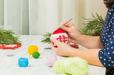 Noel süsleri, toplar, oyuncak ve hediye kutuları eski bir ahşap panosuna. Eller Noel süsleri yapmak.