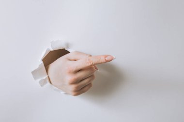 kız el Beyaz kağıt keser ve bir jest gösterir.