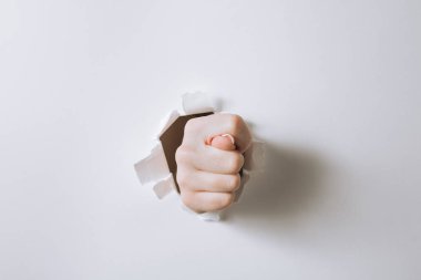 kız el Beyaz kağıt keser ve bir jest gösterir.