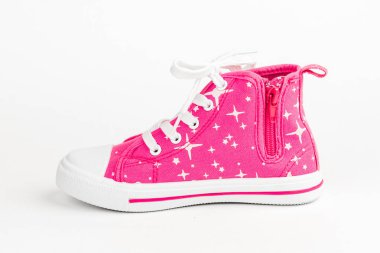 Kırmızı çocuk ayakkabıları. Beyaz arka plan üzerinde