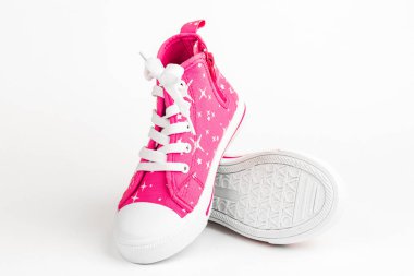 Kırmızı çocuk ayakkabıları. Beyaz arka plan üzerinde