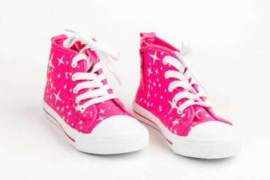 Kırmızı çocuk ayakkabıları. Beyaz arka plan üzerinde