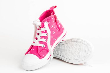 Kırmızı çocuk ayakkabıları. Beyaz arka plan üzerinde