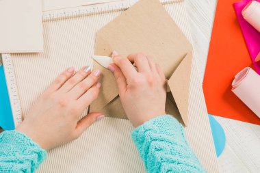 El yapımı, kızı dışarı-in kağıt keser. Scrapbooking bir düğün ya da diğer tatil dekorasyon için. Scrapbooking için Araçlar.