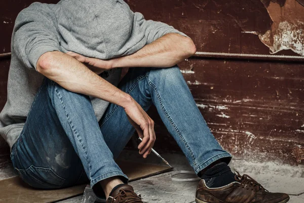 Hombre Drogadicto Con Una Jeringa Que Usa Drogas Tiradas Suelo —  Fotos de Stock
