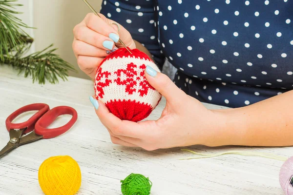 Decoraciones Navideñas Pelotas Juguetes Cajas Regalo Una Vieja Tabla Madera — Foto de Stock