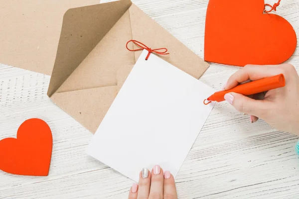 Mano Niña Escribiendo Carta Amor Día San Valentín Postal Hecha — Foto de Stock