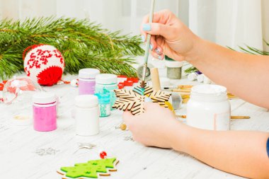 Noel süsleri, toplar, oyuncak ve hediye kutuları eski bir ahşap panosuna. Eller Noel süsleri yapmak.