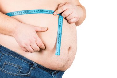 Bir adam şişman midesi bir ölçüm bandı ile ölçme. Beyaz arka plan üzerinde izole.