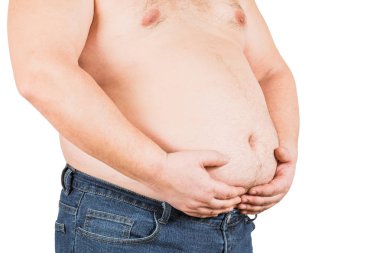 Şişman adam kilosundan kontrol ediyor, beyaz arka planda izole edilmiş.