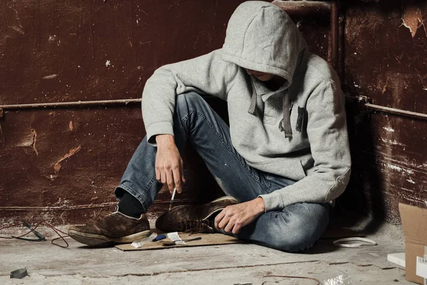 Hombre Adicto Con Una Jeringa Acción Concepto Abuso Tráfico Drogas — Foto de Stock