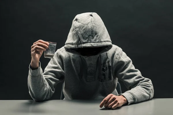 Homem Segurando Saco Fecho Correr Plástico Transparente Com Drogas Conceito — Fotografia de Stock