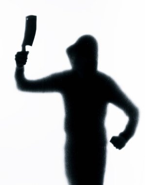 Elinde bir bıçak ile buzlu cam arkasında tehlikeli bir adam. Cadılar Bayramı. Siyah beyaz resim
