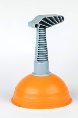Dalgıç (piston) portakal tuvalet beyaz arka plan üzerinde temizlik için