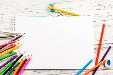 Sanat albüm ve eski ahşap kurullarında renkli kalemler