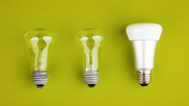 ampuller yeşil bir arka plan üzerinde çok sayıda.