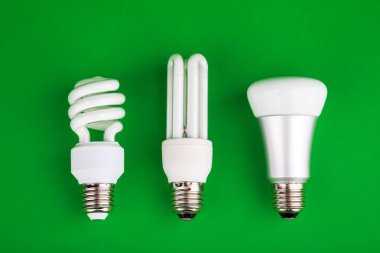 ampuller yeşil bir arka plan üzerinde çok sayıda.