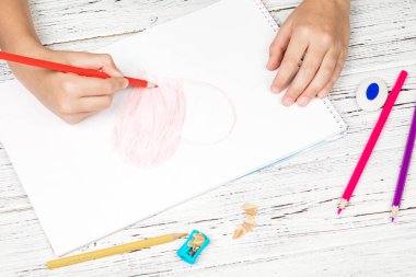 Kırmızı kalp ahşap masa üzerinde white paper renkli kalemle çizim çocuklar kontrolden