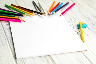 Sanat albüm ve eski ahşap kurullarında renkli kalemler