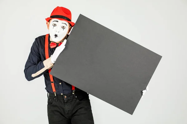 Feliz Artista Mime Segurando Uma Placa Branca Branco Fundo Branco — Fotografia de Stock