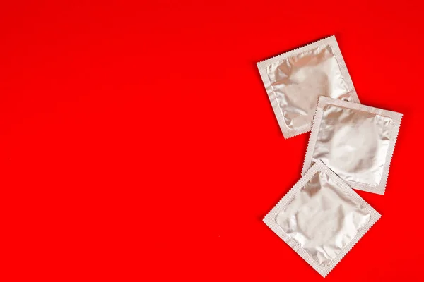 红色背景的避孕套 安全性概念 — 图库照片