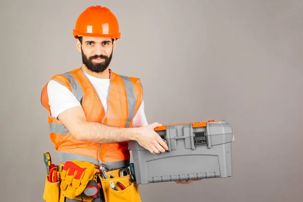 Retrato Homem Construtor Capacete Fundo Parede Cinza — Fotografia de Stock