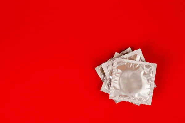 Preservativo Sobre Fundo Vermelho Conceito Sexo Seguro — Fotografia de Stock