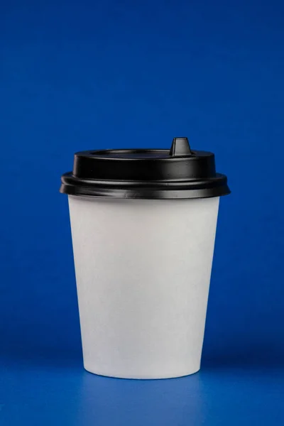 Papier Kaffeebehälter Mit Schwarzem Deckel Auf Blauem Hintergrund Getränkebehälter Zum — Stockfoto