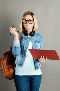 Bir klasör için yazma ile bir öğrenci. gri bir arka plan üzerinde