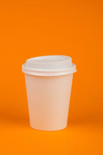 Papiercontainer Für Kaffee Mit Weißem Deckel Auf Orangefarbenem Hintergrund Getränkebehälter — Stockfoto