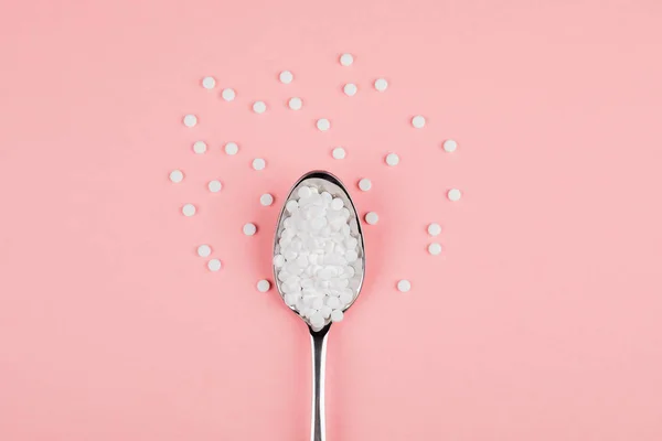 Comprimidos Substitutos Açúcar Com Uma Colher Sobre Fundo Rosa — Fotografia de Stock