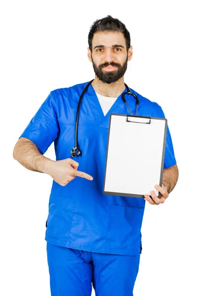 Dokter Berjubah Biru Dengan Stetoskop Yang Menunjuk Papan Klip Yang — Stok Foto