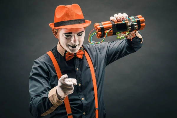 Lustiger Clown Mit Dynamitstange Auf Grauem Hintergrund — Stockfoto
