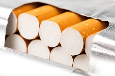 Sigara paketi closeup beyaz arka plan üzerinde içinde. Tütün. Kötü alışkanlık.