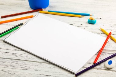 Sanat albüm ve eski ahşap kurullarında renkli kalemler