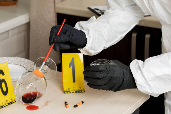 Следы, найденные на бокале вина на месте преступления. Был найден с порошком и щеткой
