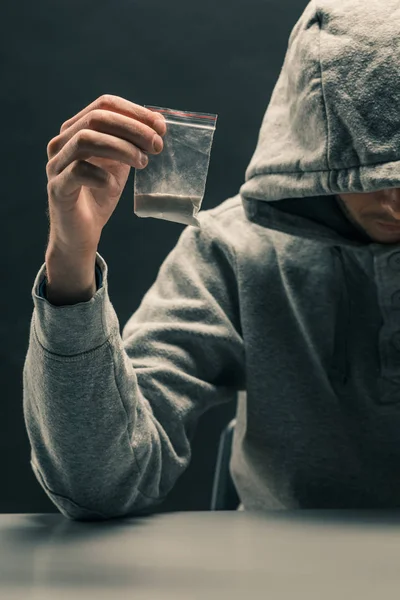 Homem Segurando Saco Fecho Correr Plástico Transparente Com Drogas Conceito — Fotografia de Stock