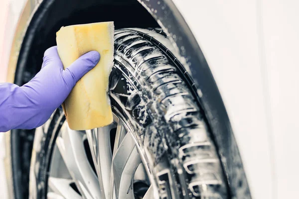 Ręka Mężczyzny Rękawiczkach Człowiek Myje Koła Samochodu — Zdjęcie stockowe