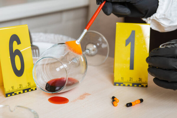 Следы, найденные на бокале вина на месте преступления. Был найден с порошком и щеткой
