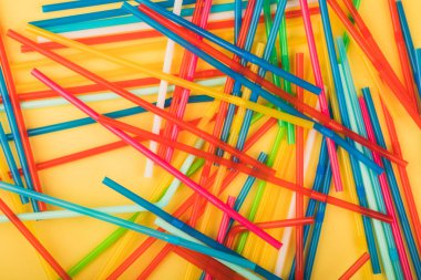 Renkli arka plan için pipet içmek. İçme suyu veya meşrubat için kullanılan renkli plastik pipetler