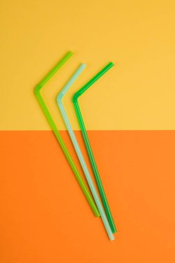 Renkli arka plan için pipet içmek. İçme suyu veya meşrubat için kullanılan renkli plastik pipetler