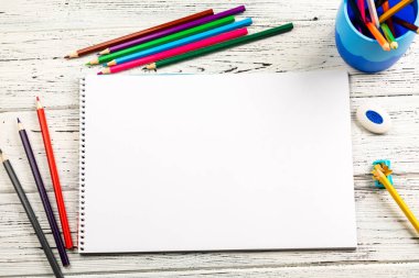 Sanat albüm ve eski ahşap kurullarında renkli kalemler